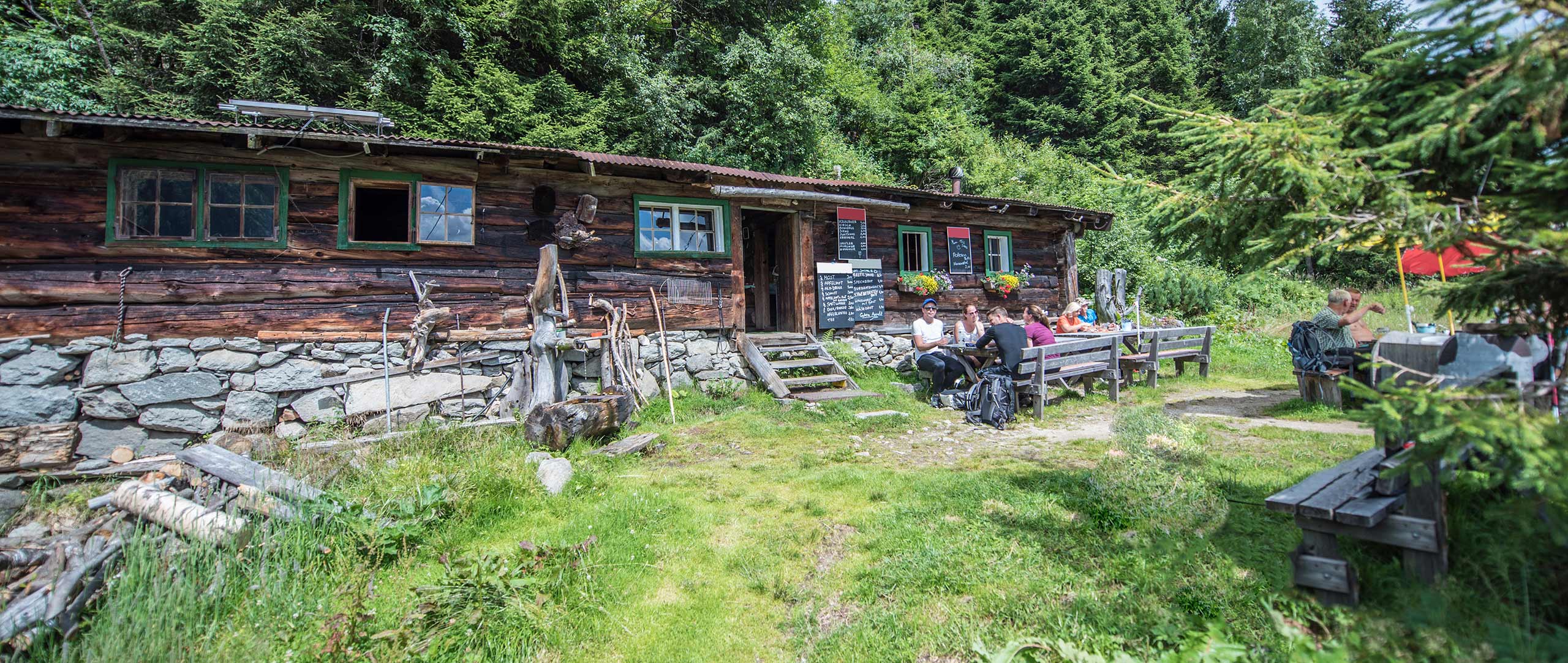 bewirtschaftete Almhütte Böckfeldalm am Wanderweg von Böckstein zum stubnerkogel