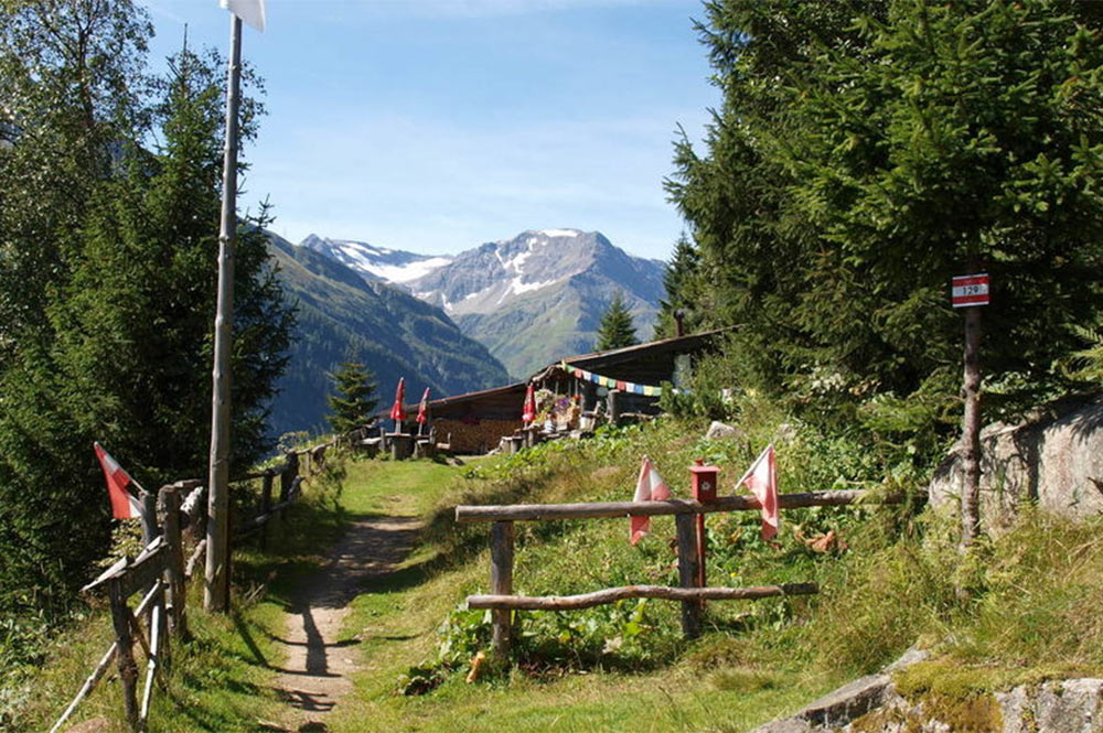 Böckfeldalm in Böckstein mit Wanderstempel und Wegweiser zum Wanderweg zur zittraueralm
