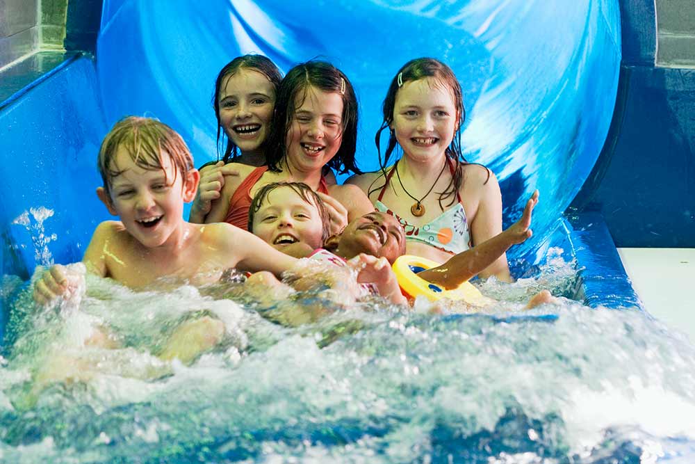 Kinderrutsche_felsentherme_GRUBERS_Hotel_Apartments_Gastein 5 Kinder auf der Wasserrutsche der Felsentherme im Gasteinertal