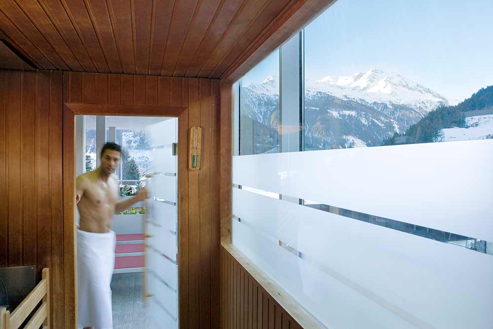 Saun_dampfbad_felsentherme_GRUBERS_Hotel_Apartments_Gastein Mann kommt in die Sauna in der Felsentherme Bad Gastein