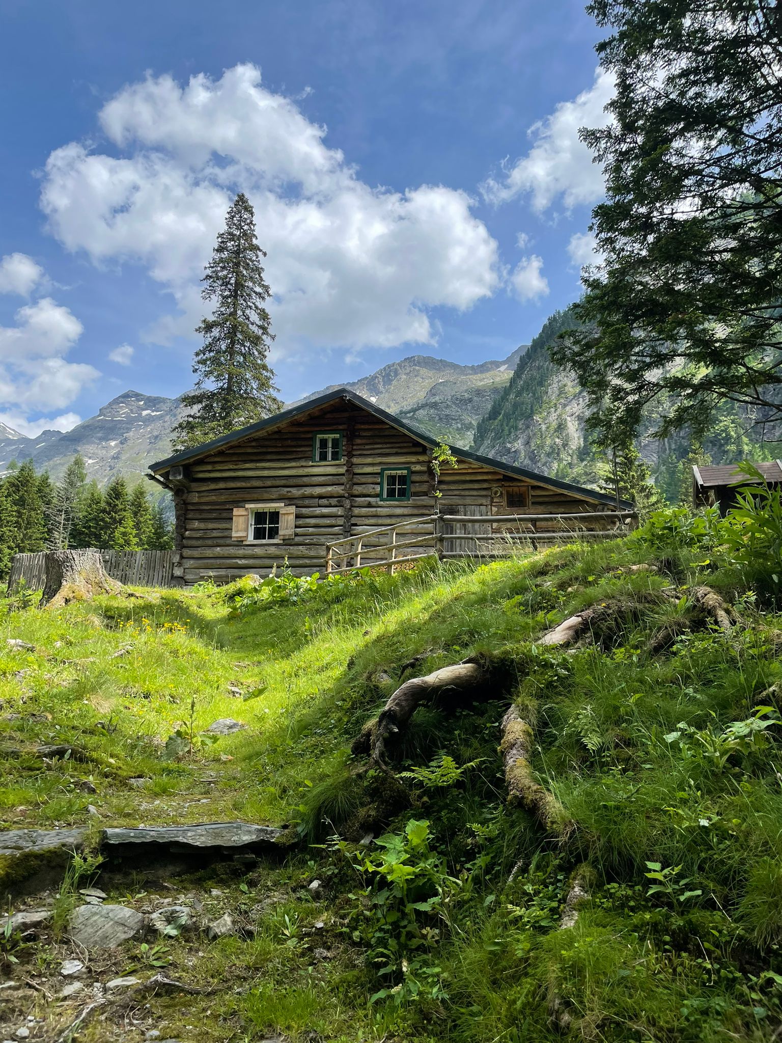 Radeckalm im Sommer, eine schöne Tour im Wanderurlaub in Gastein. Berghütte mit blauem Himmel