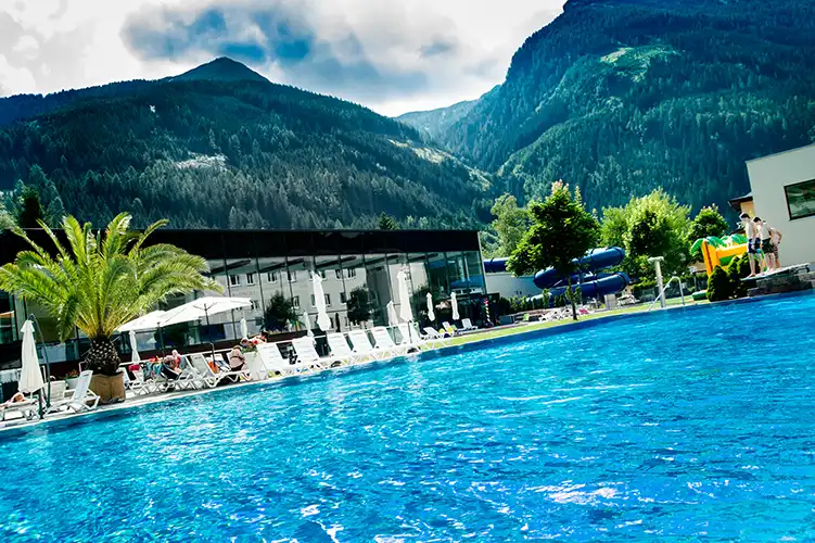 Felsentherme Gastein Außenbecken Der Außenbereich der Felsentherme in Bad Gastein, thermal spa weekend break in gastein