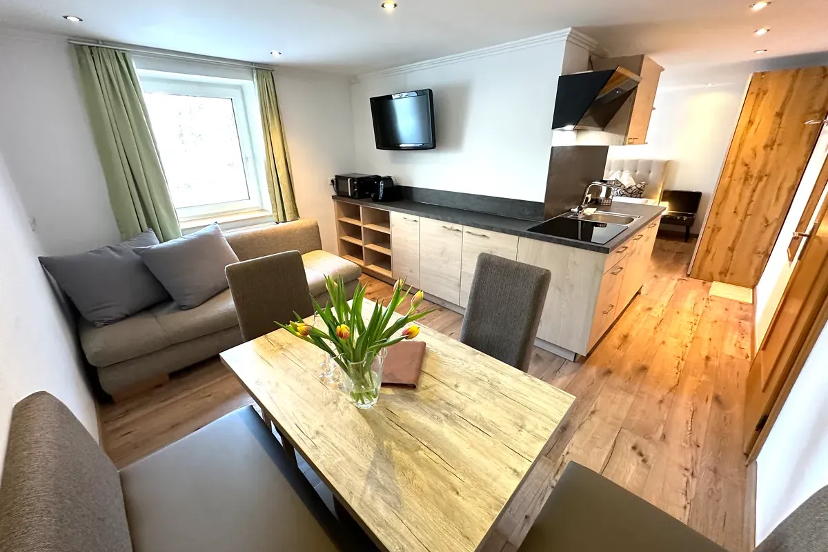 Apartment Kreuzkogel in Bad Gastein mit L-förmiger Küche und Blick vom Essbereich Richtung Schlafbereich