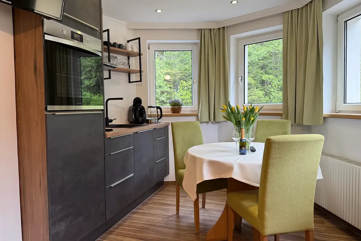 Apartment Schareck in Bad Gastein mit Küche, Backofen und Essbereich im Erker
