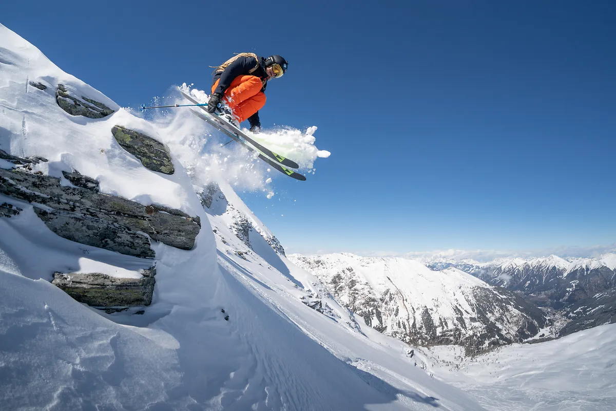 Skifahrer im Tiefschnee im Skigebiet Sportgastein