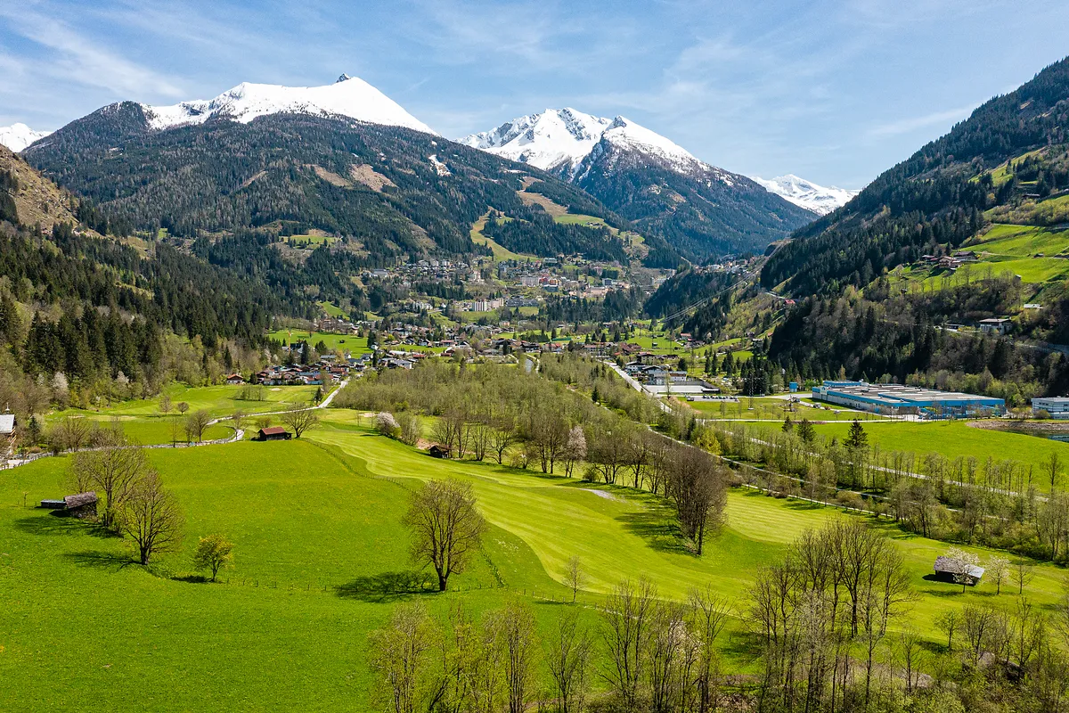Frühling in Gastein mit grünen Wiesen und schneebedeckten Berggipfeln