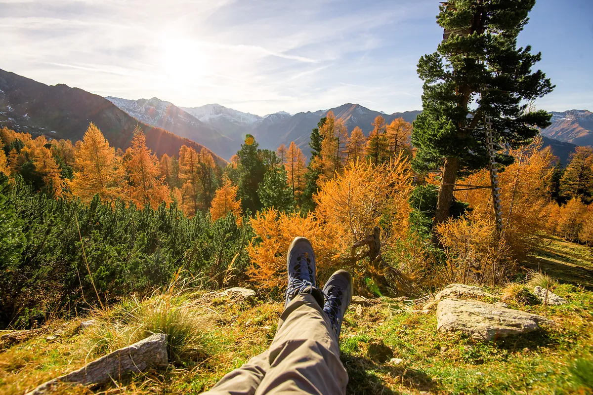 Herbsturlaub in Gastein mit Blick ins Tal und goldenen Zirben