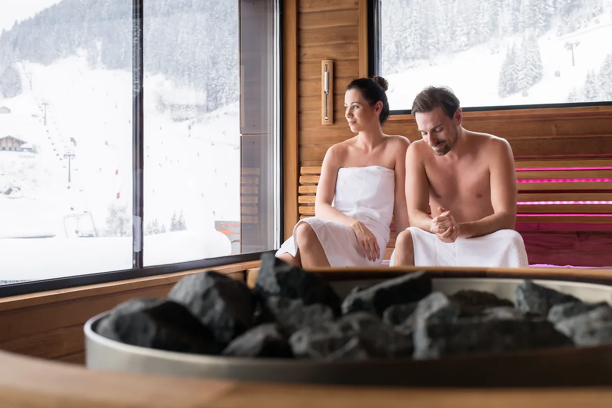 Entspannung in der Panoramasauna der Felsentherme mit Blick auf verschneite Berge in Gastein