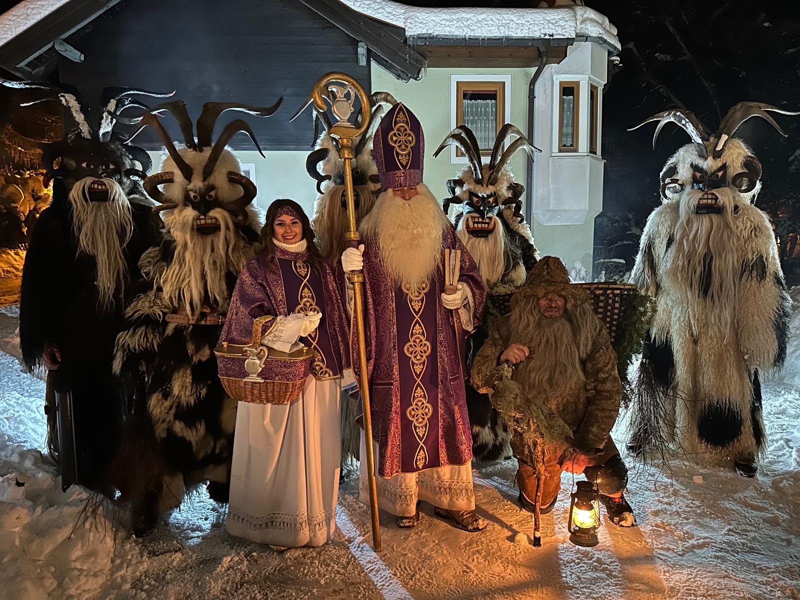Krampus und Nikolaus auf der Terrasse