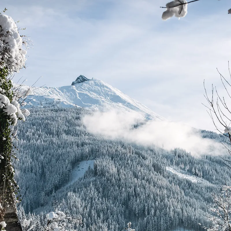 Winter in Gastein mit verschneitem Berggipfel