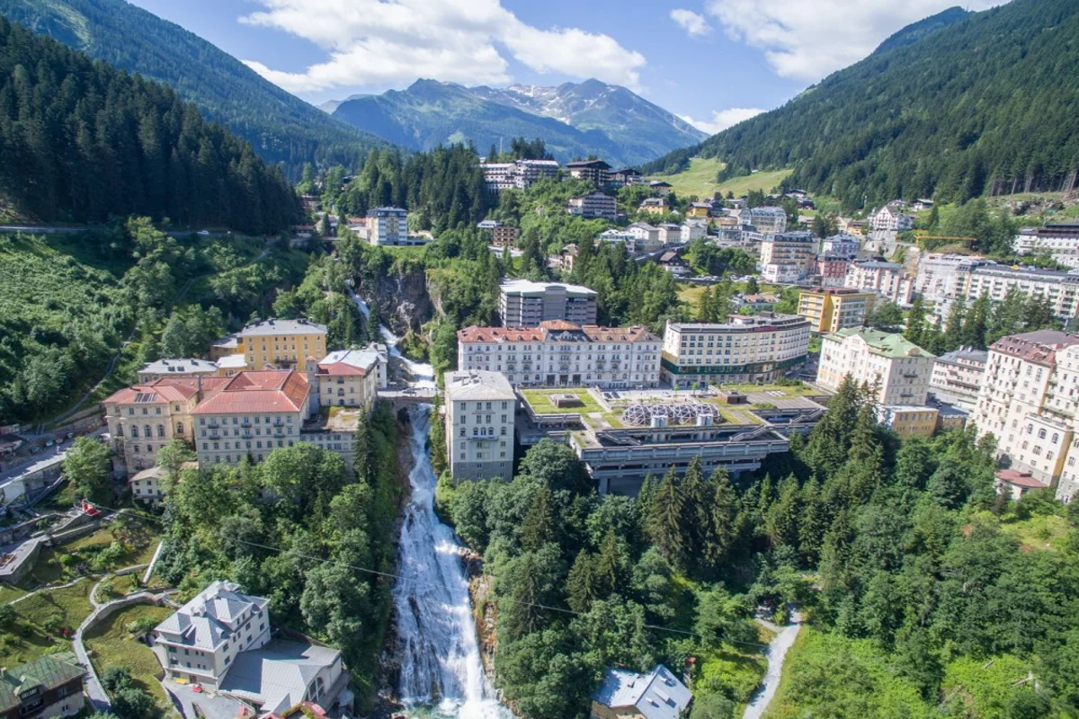 Bad Gastein mit Wasserfall und historischer Architektur im Sommer