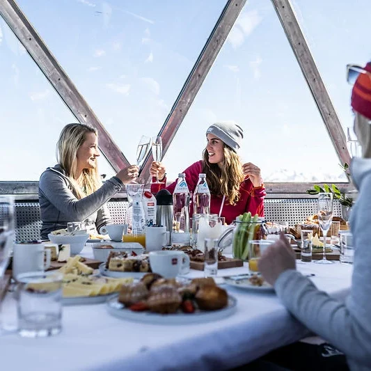 Gedeckter Tisch beim Gipfelfrühstück