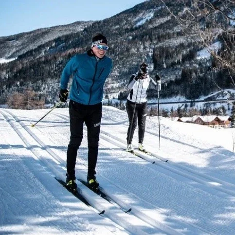 Glückliches Paar auf der Piste