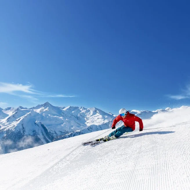 Skifahrer wedelt über die Piste am Stubnerkogel