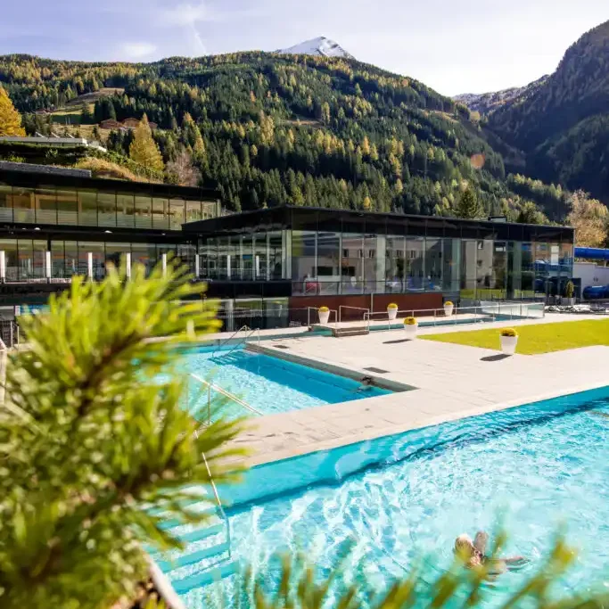felsentherme im herbst thermenurlaub gasteinertal bei GRUBERS Hotel Apartments Gastein