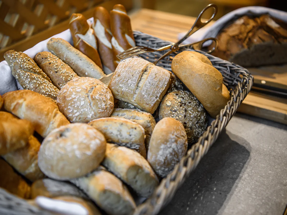 Korb mit verschiedenen Brötchen, Gebäck und Brot am Frühstücksbuffet bei GRUBERS