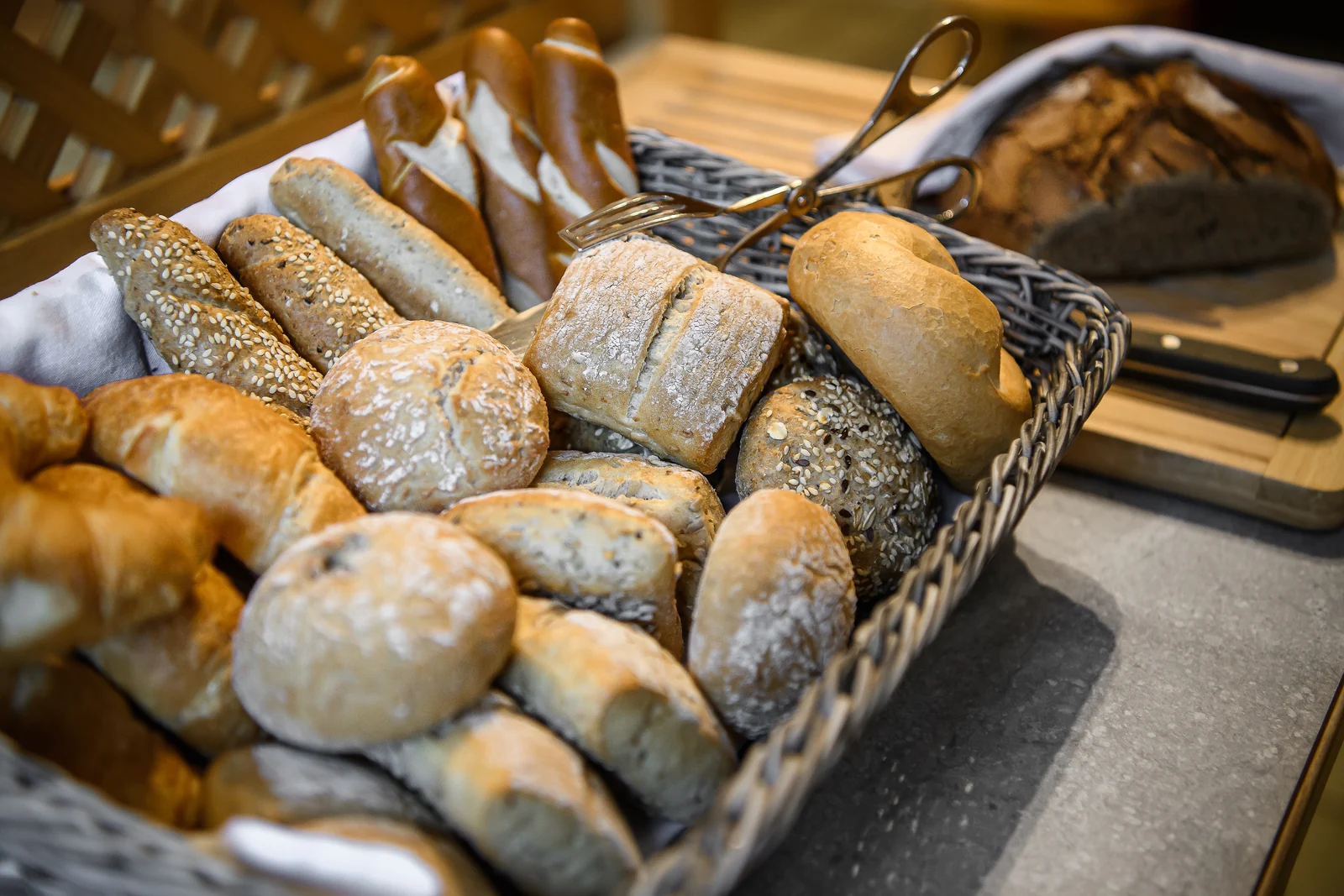 Croissants, Semmeln, Körnergebäck und Brot am Frühstücksbuffet bei GRUBERS