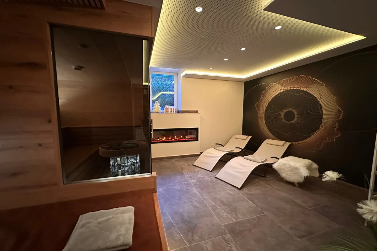 Kamin und Aufgussdüfte im Wellnessbereich des Skihotels in Bad Gastein