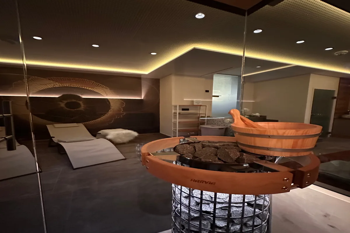 Saunaofen mit Aufgusssteinen und Holzkübel