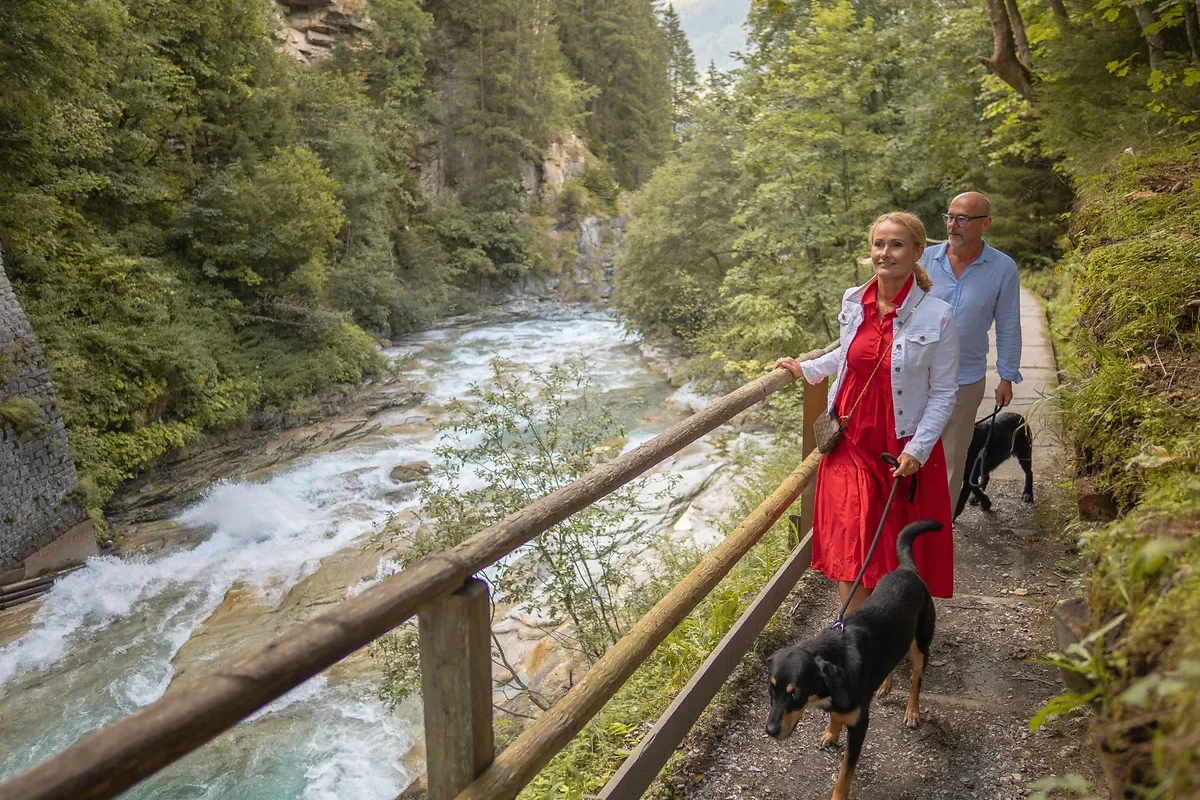 Paar mit zwei Hunden auf dem Wasserfallweg in Bad Gastein nahe GRUBERS Hotel