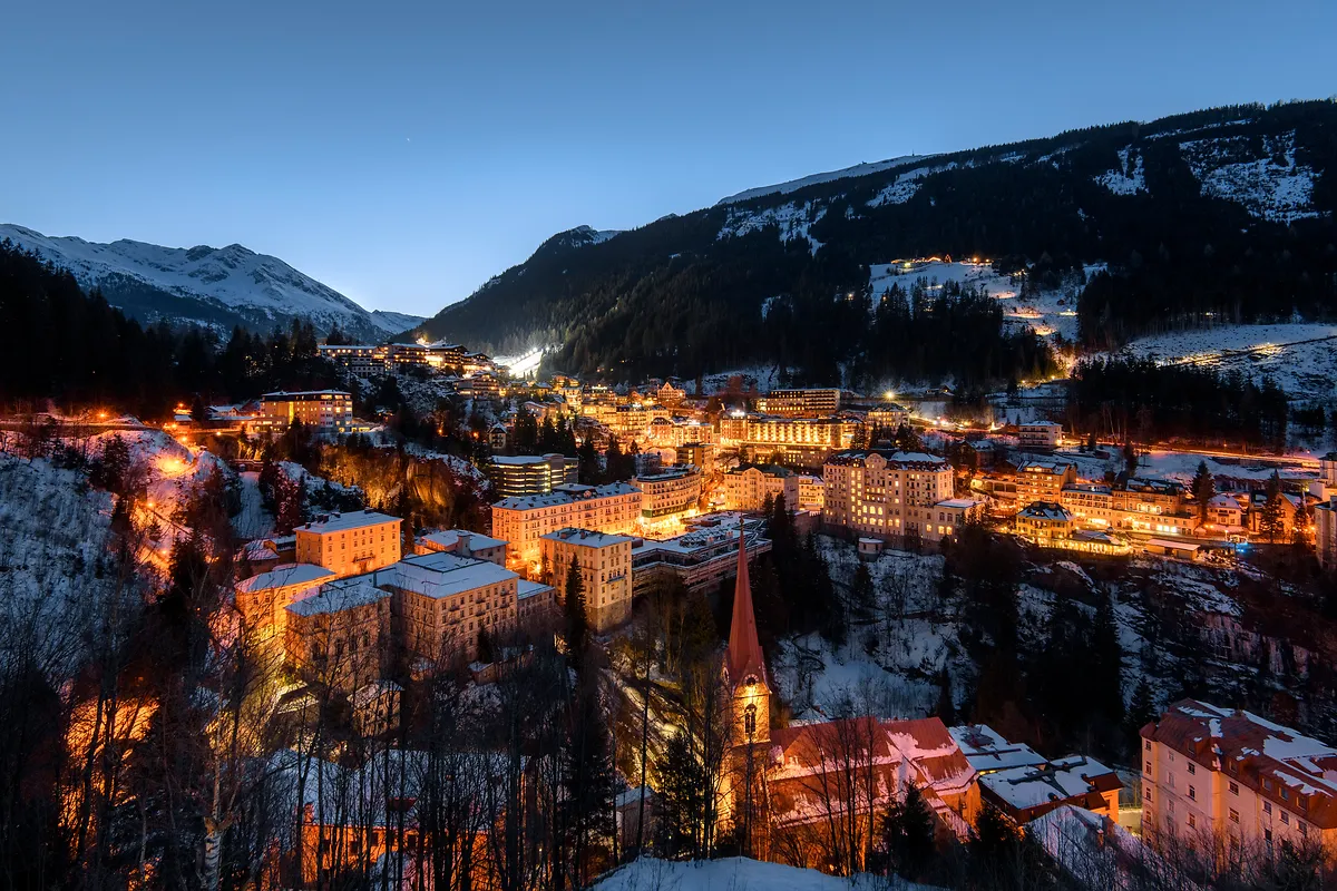 Winterstimmung in Bad Gastein mit verschneiter Ortskulisse