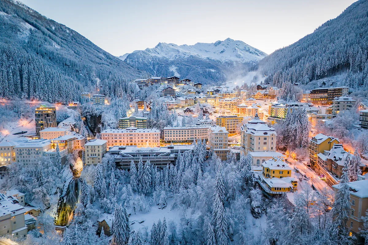 Winterurlaub in Bad Gastein mit verschneiter Ortslage und alpiner Umgebung